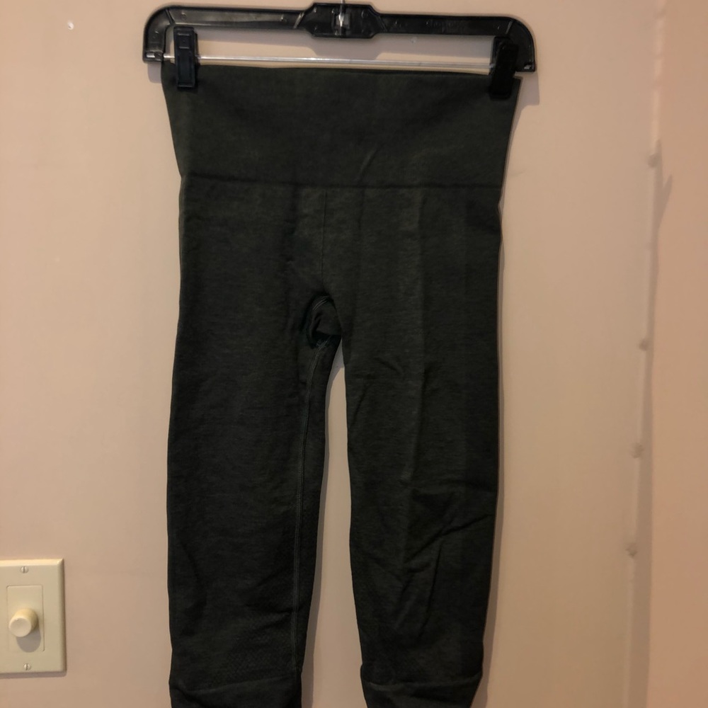 BARELY WORN LULULEMON ARMY GREEN CROPPED YOGA PANT